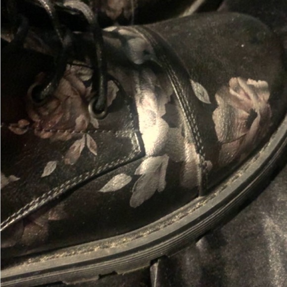 👟👠 2 for $100 | NWOT | STUNNING Black/Silver Floral Rose Pattern Combat Boots - Picture 3 of 4